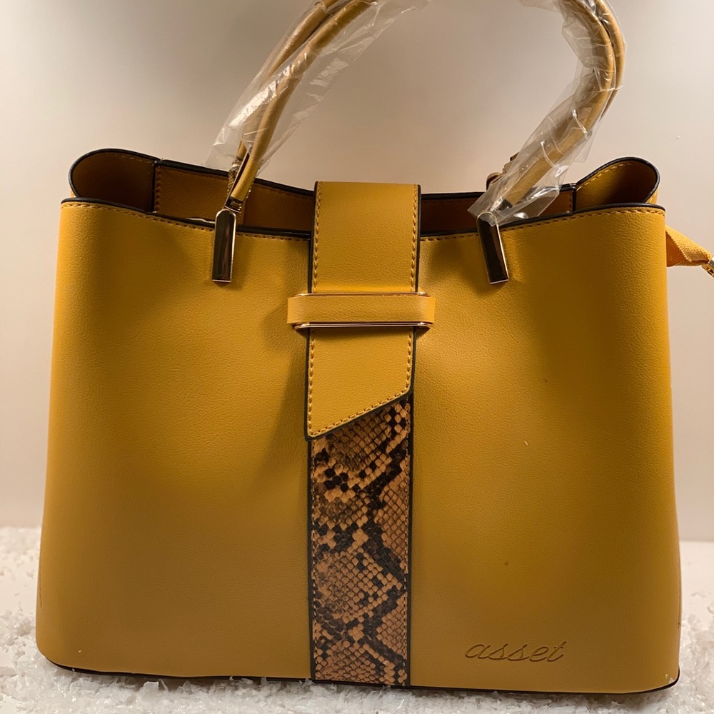 Asset’s Sahara bag in mustard.